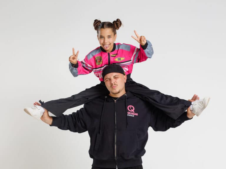 Copil și instructor Quasar Dance la cursul de street dance pentru cei mici din Iași