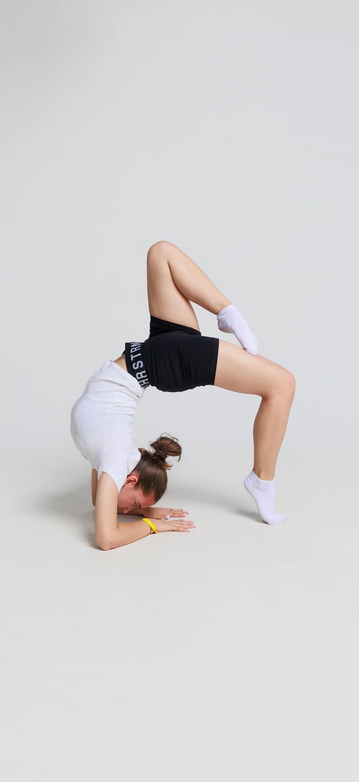 Copil la cursul de gimnastică acrobatică Quasar Dance executând un element, în Iași